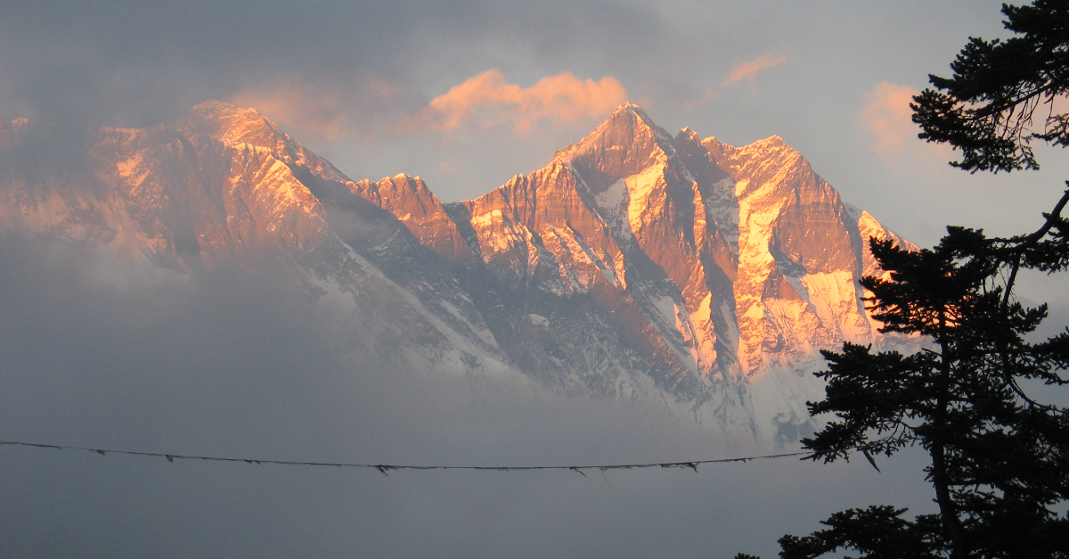 尼泊尔被雪覆盖的山顶