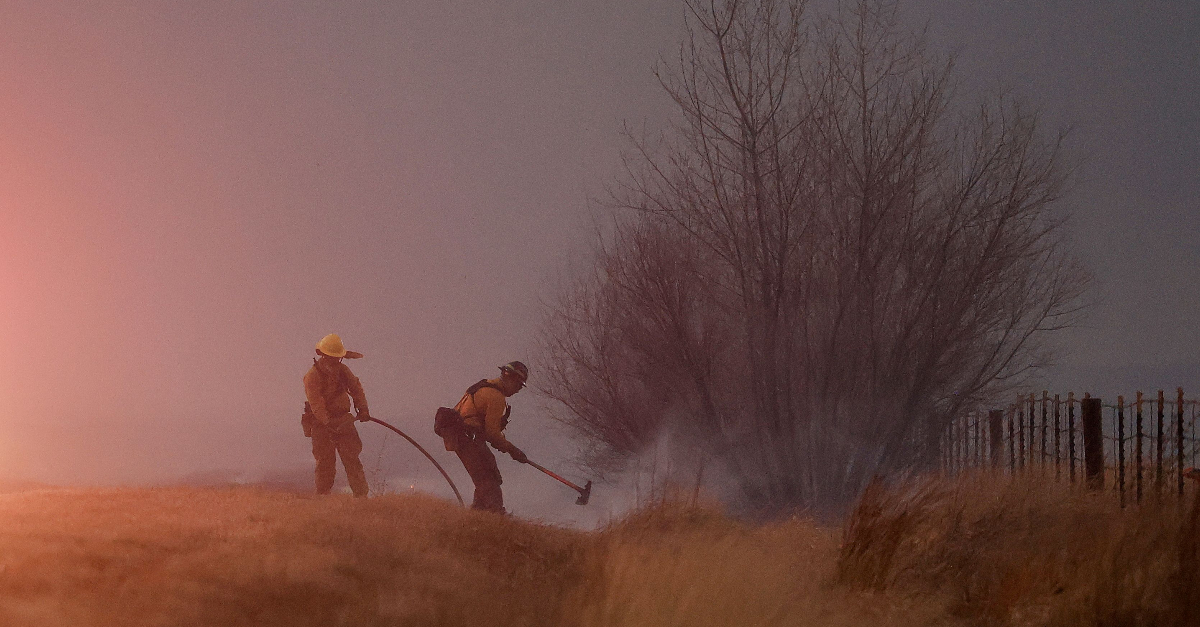 两名消防员在浓烟中与科罗拉多州的野火搏斗
