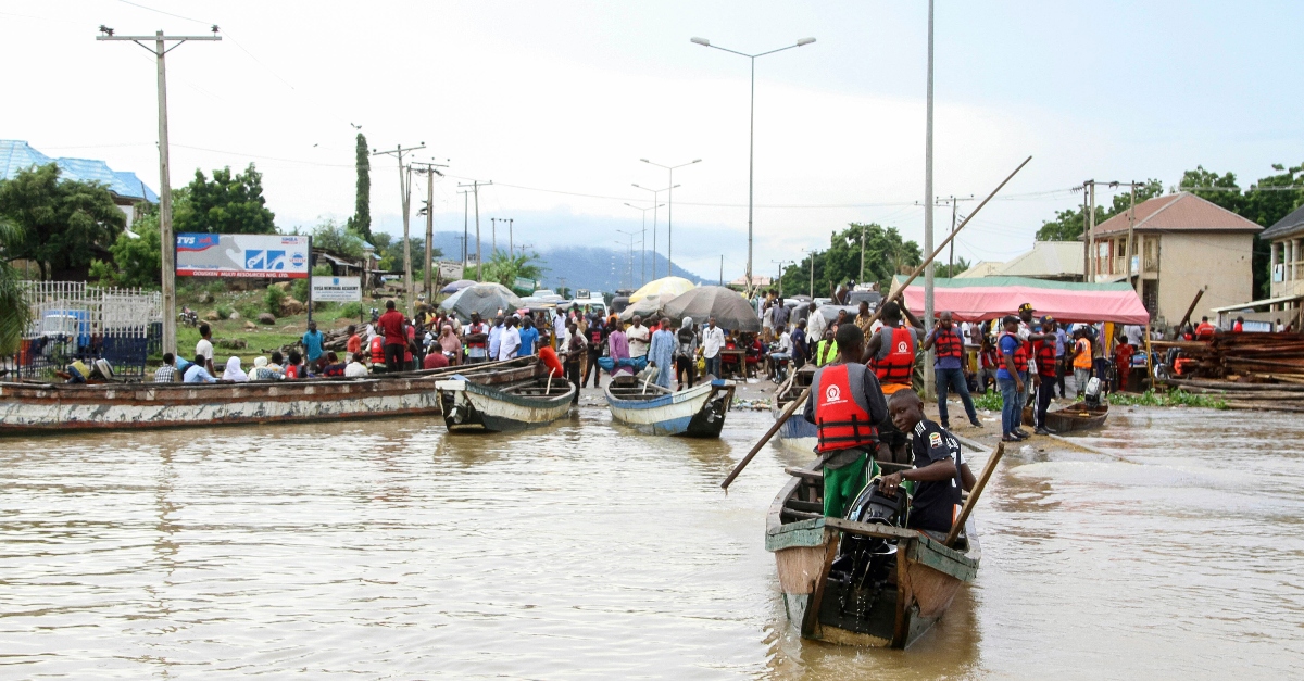 由尼日利亚人被困洪水等船来运输它们