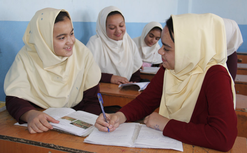阿富汗妇女和女童奖学金