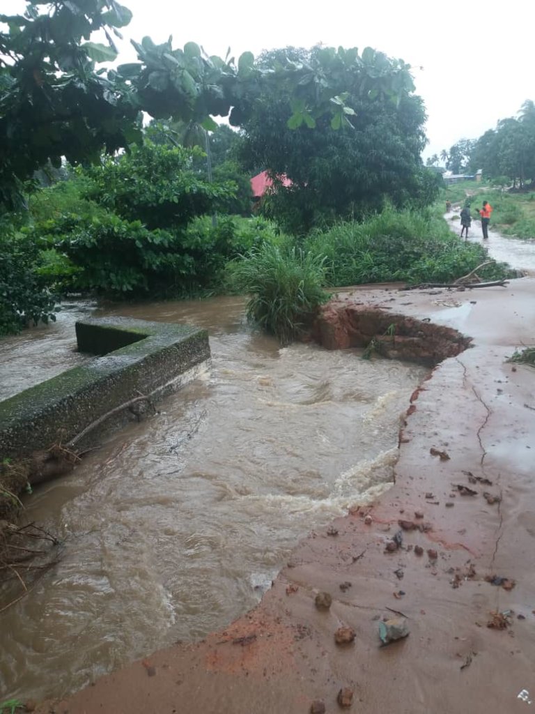 2019年9月狂野的水流破坏了通往Makoba的道路
