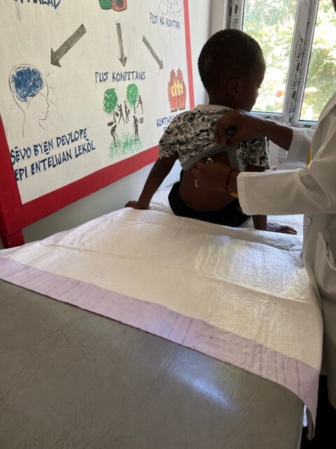 APF诊所的工作人员正在照顾一个孩子