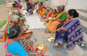 为印度30名贫困老人捐赠食物