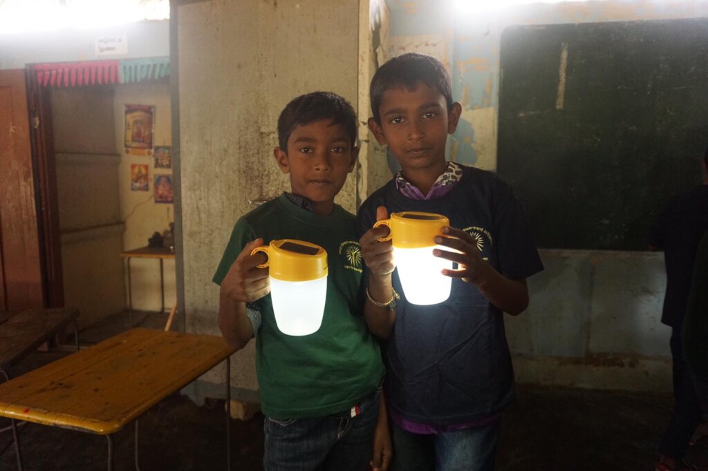 斯里兰卡学童用太阳能灯笼
