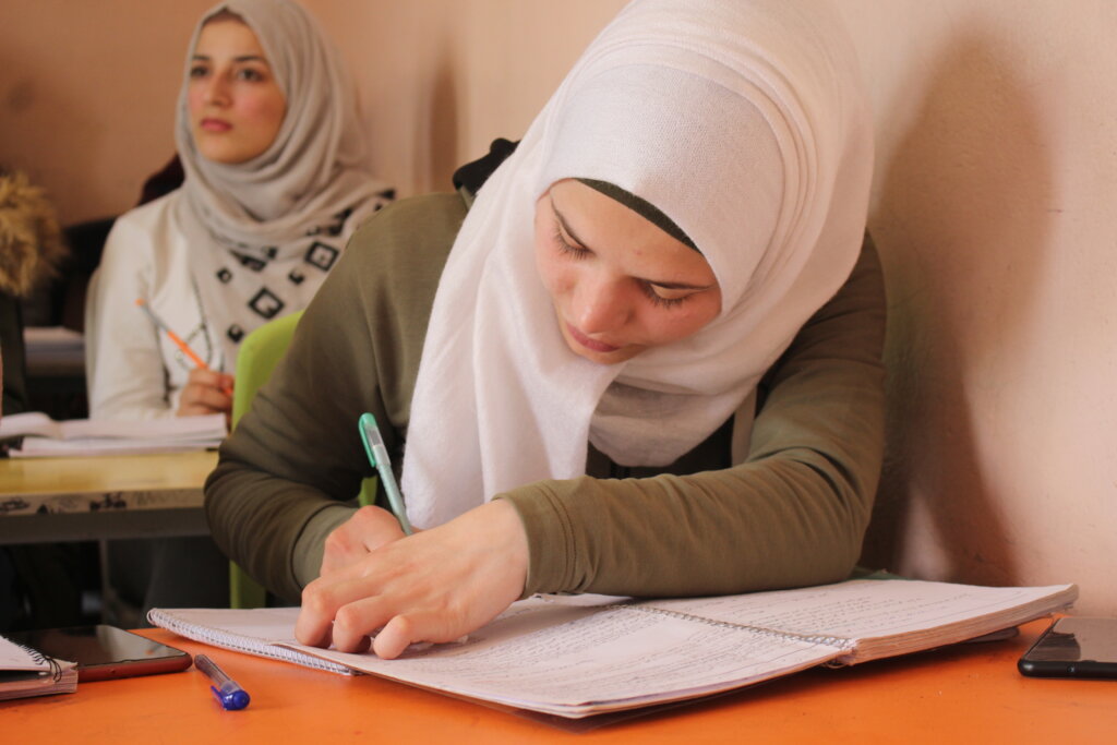 叙利亚境内巴勒斯坦和叙利亚境内流离失所者的教育