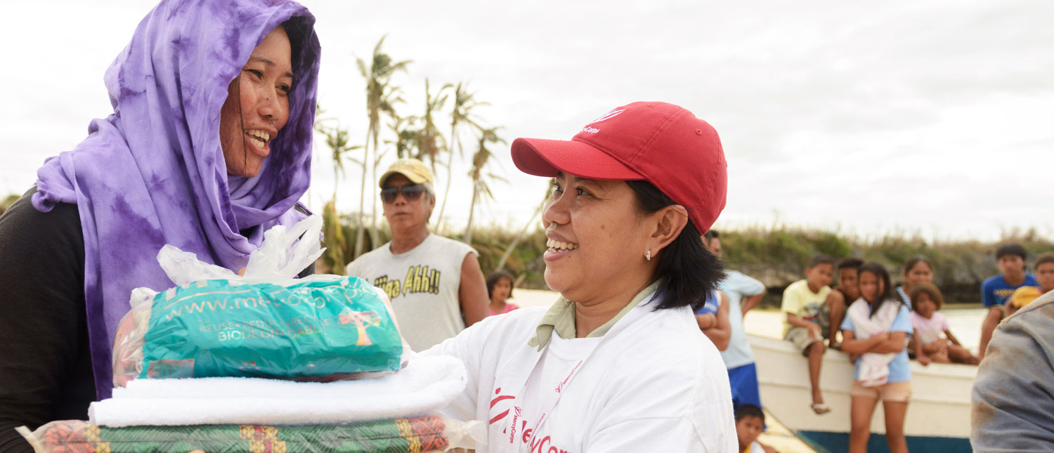 帮助海燕台风幸存者在菲律宾美慈组织