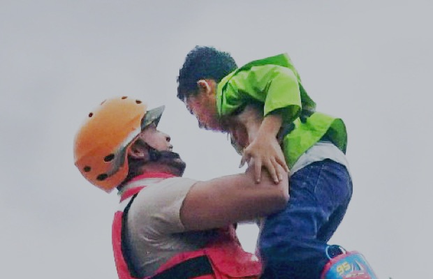 灾难救援人员正在帮助一名儿童