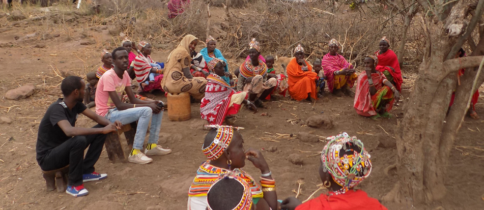 在马萨比特，男男女女聚在一起讨论如何应对干旱。