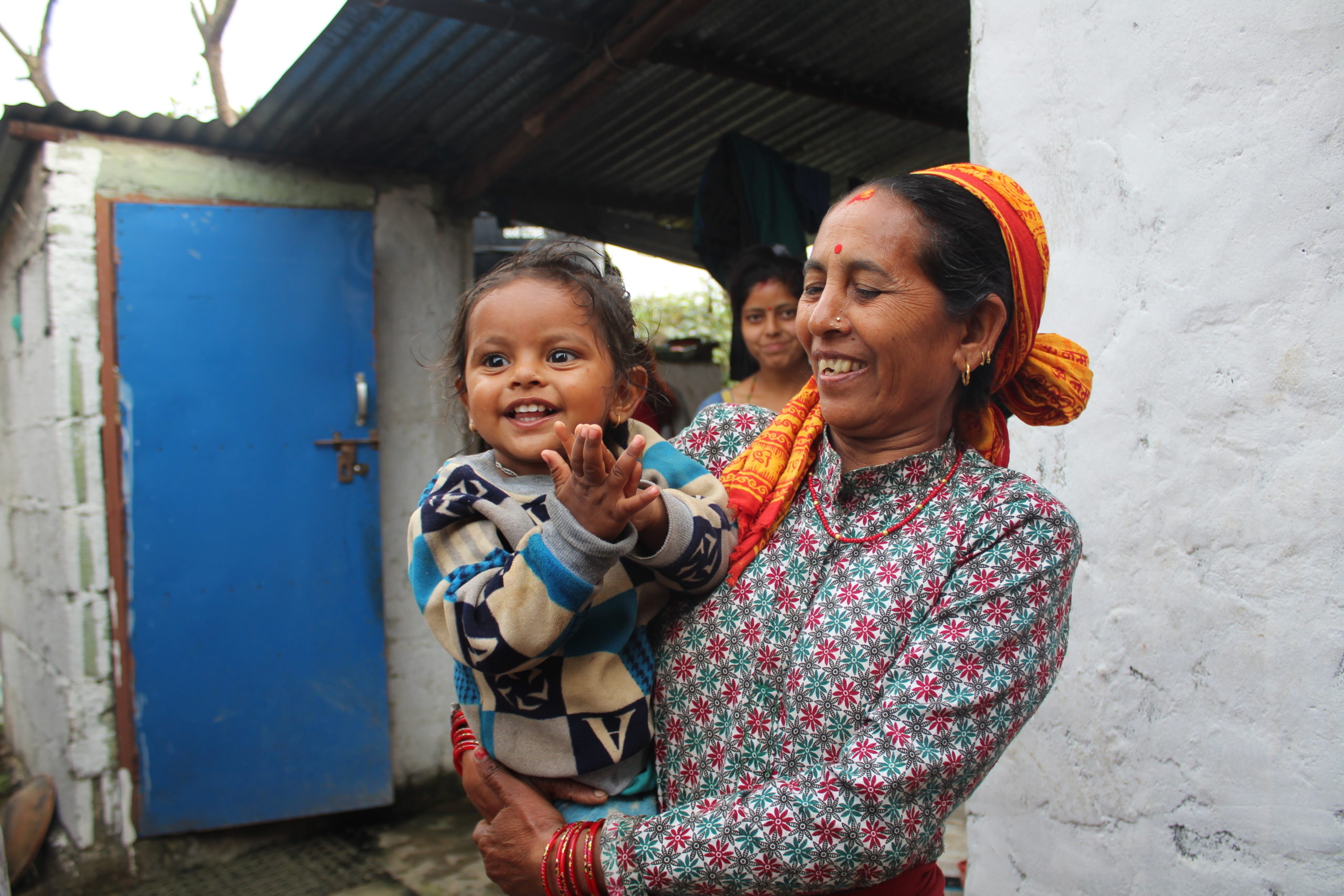 一个微笑着抱着婴儿的女人。令人惊叹的非营利组织照片