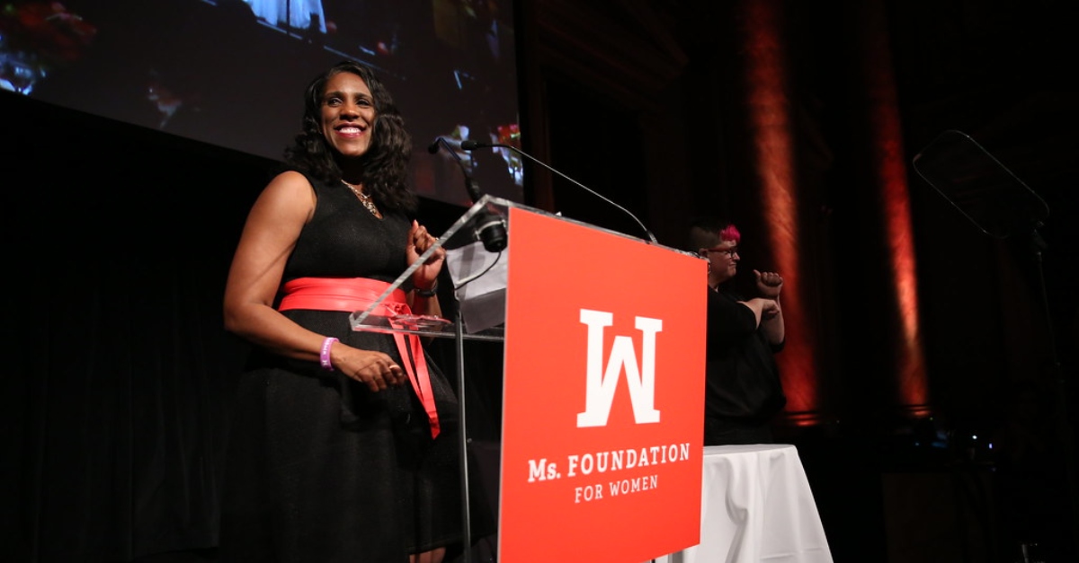 特蕾莎·c·扬格在女士基金会支持黑人女性的活动上