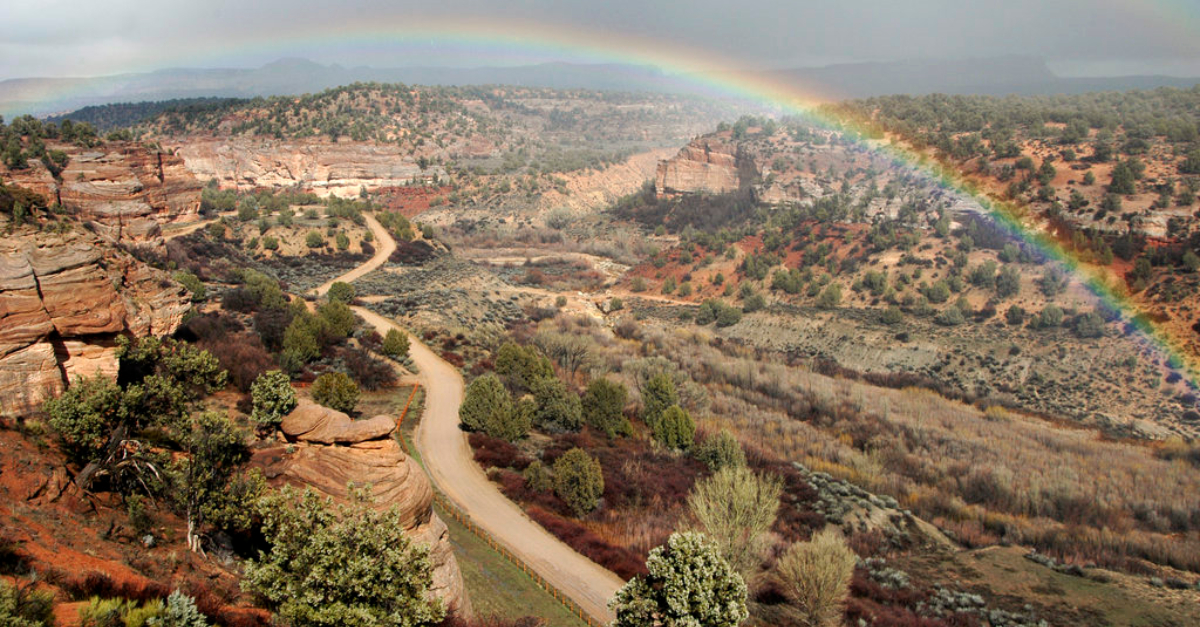 公司伦理。一道彩虹横跨峡谷风景。