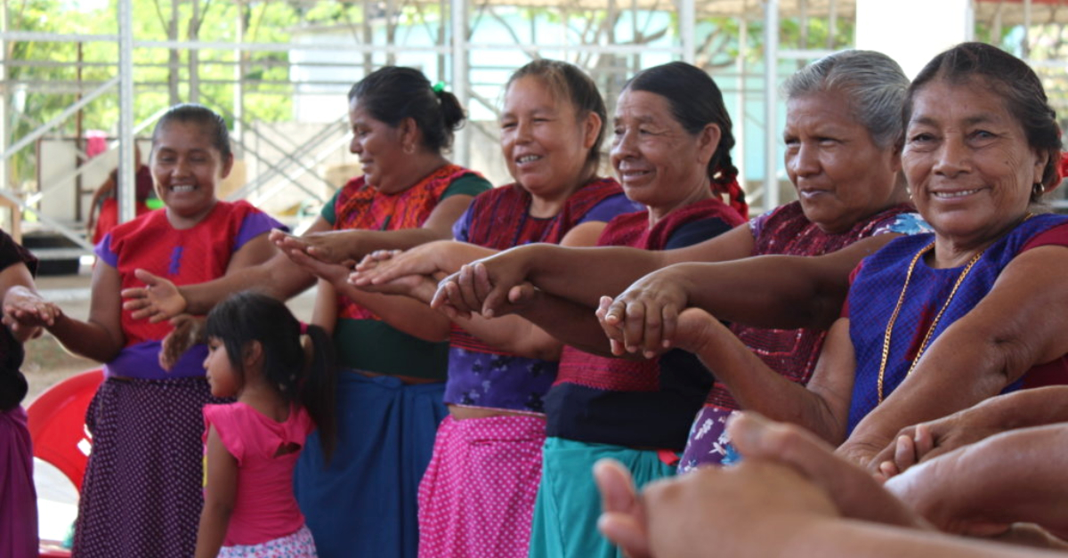 女人们手牵着手围成一个圈filantropía-liderada-por-la-comunidad