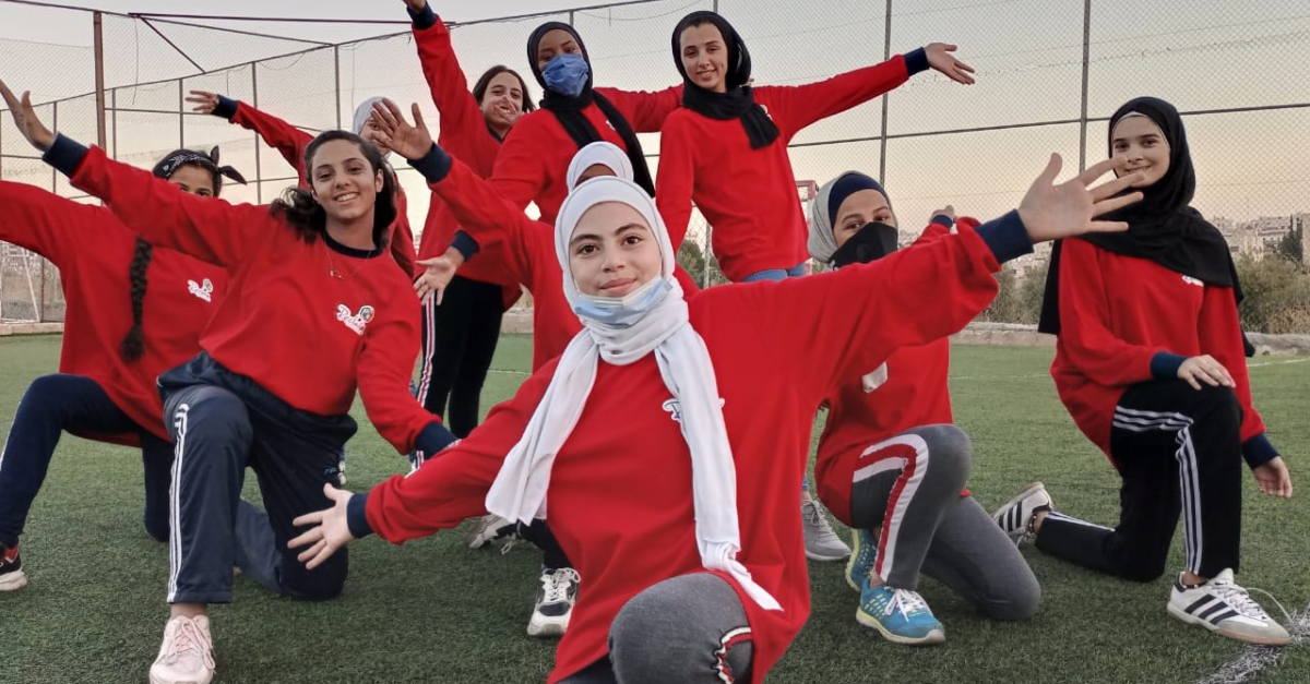 女孩们在约旦享受运动。