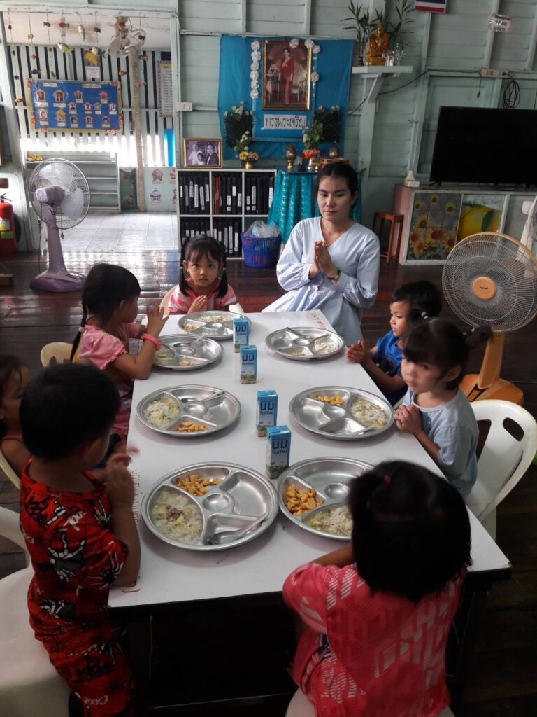 为营养不良的贫民窟幼儿园儿童提供大米