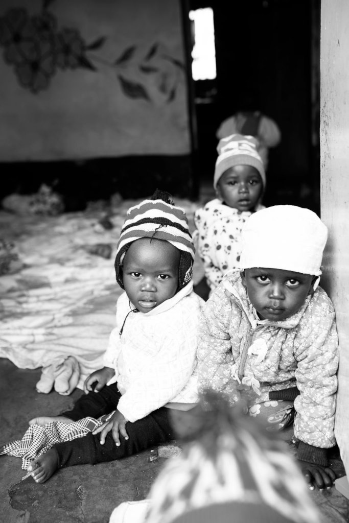 在肯尼亚贫民窟为30名营养不良的儿童提供食物