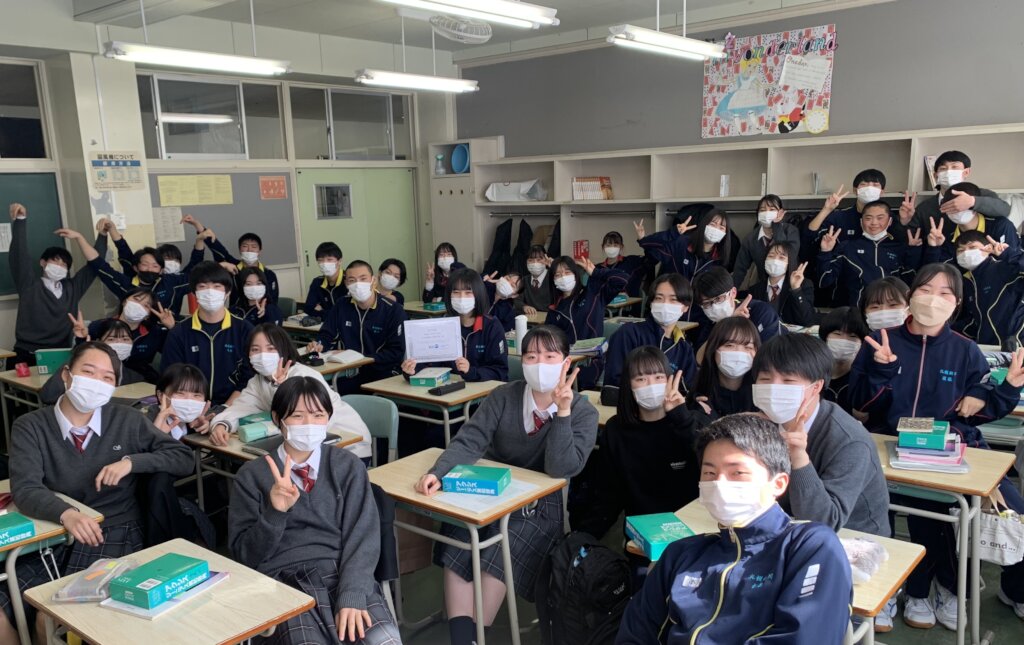帮助2000名来自美国和日本的学生在线连接!