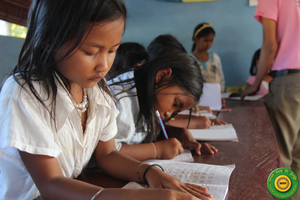 向柬埔寨儿童推广阅读文化