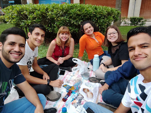 UCAB大学毕业生参加庆祝野餐