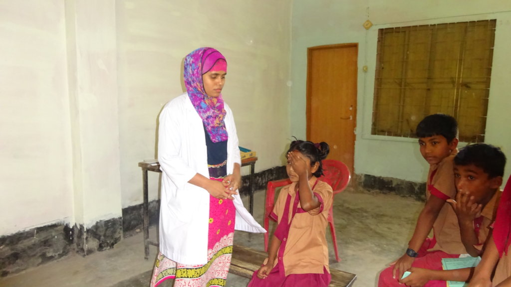 孟加拉国农村妇女的清洁眼睛和工作