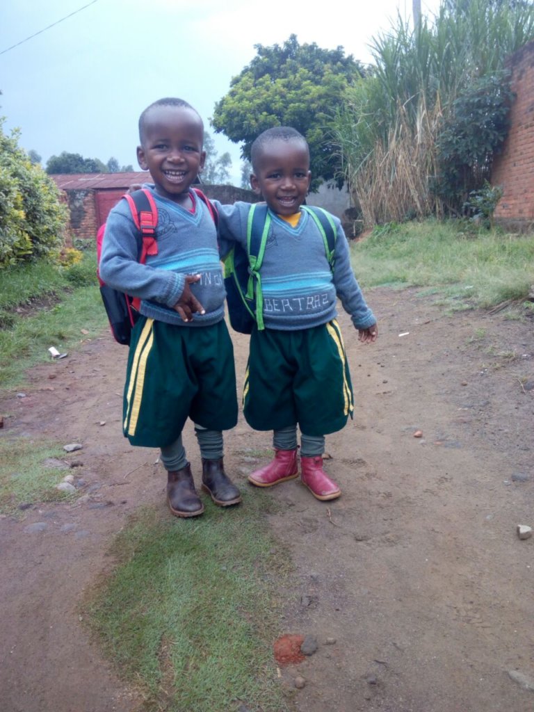 我们项目里的双胞胎正在上学的路上