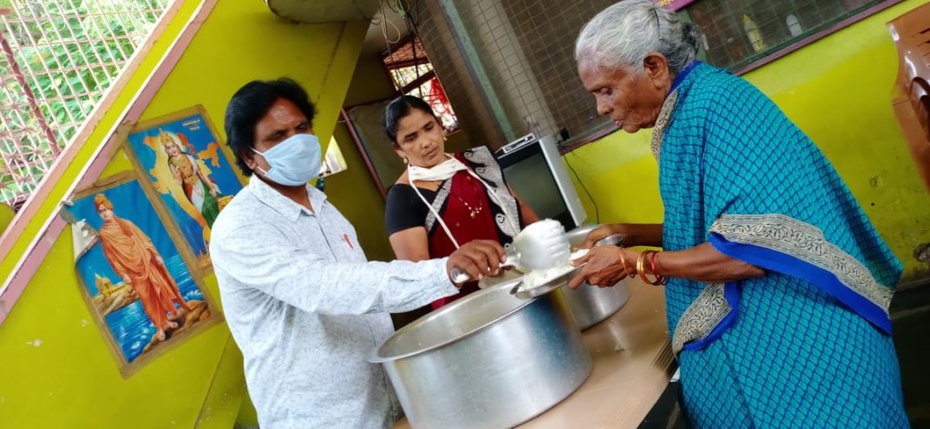 为印度贫困老年妇女提供住所、食物和照顾