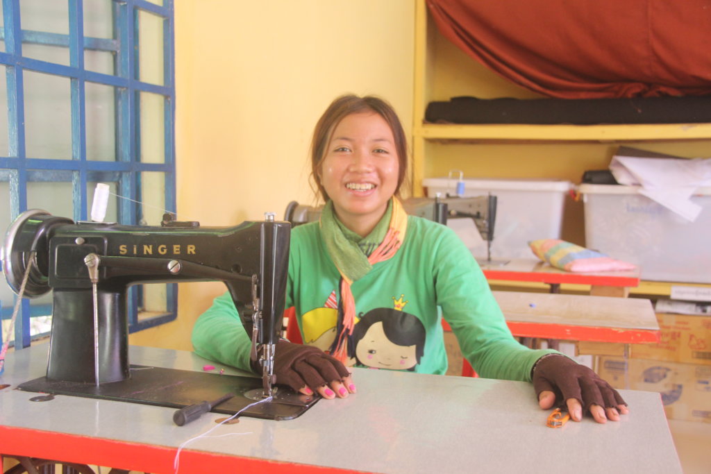 培训柬埔寨妇女缝纫技能