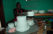 乌干达为青年赋权烘焙蛋糕