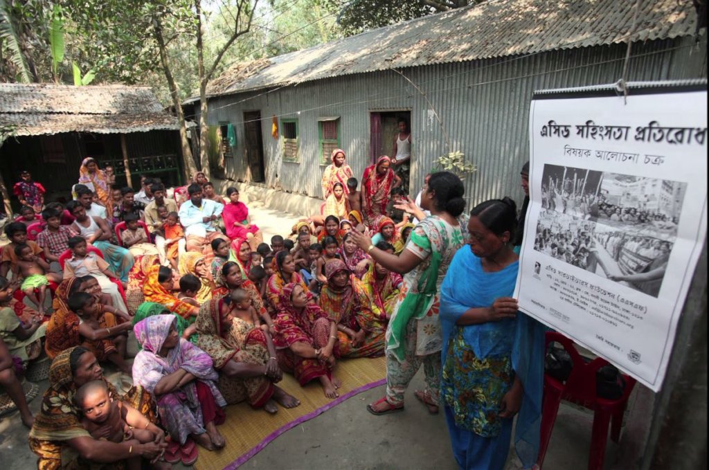 孟加拉国350名硫酸受害者的医院护理