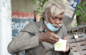 在印度喂养饥饿的无家可归的人