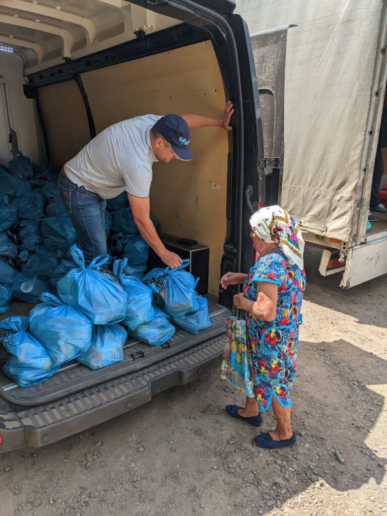 分发食品包和人道主义援助