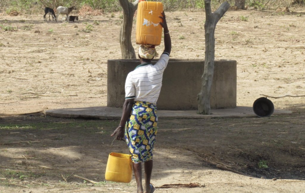 在布基纳法索，水的重担落在妇女身上