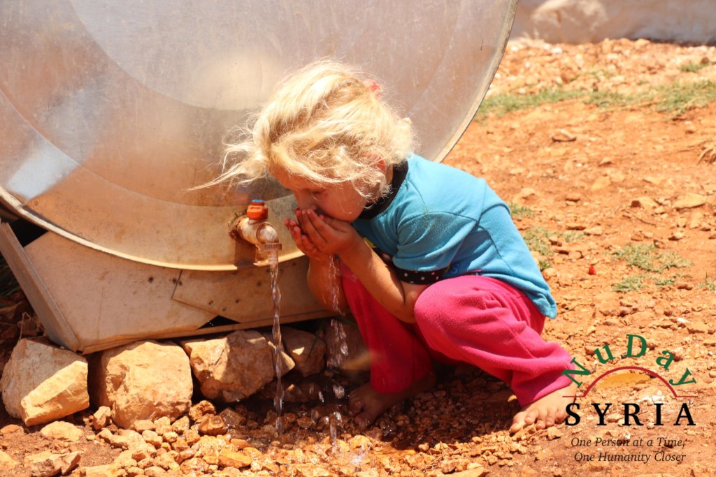 叙利亚妇女和儿童的太阳能井!