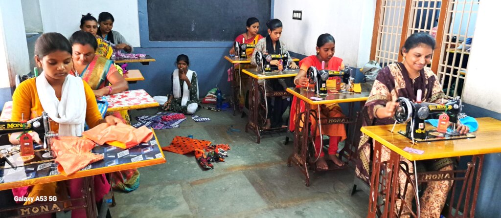 为印度贫困女孩和妇女量身定制培训