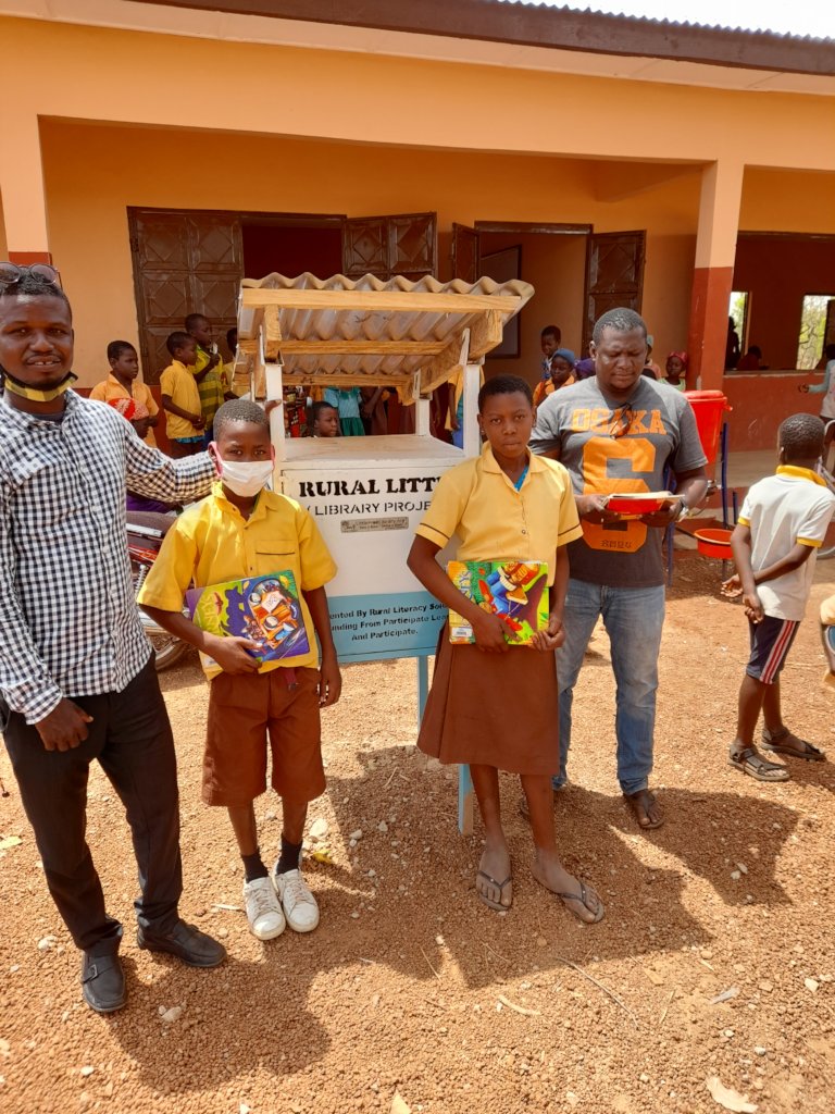 为加纳的30个村庄建造30个小图书馆