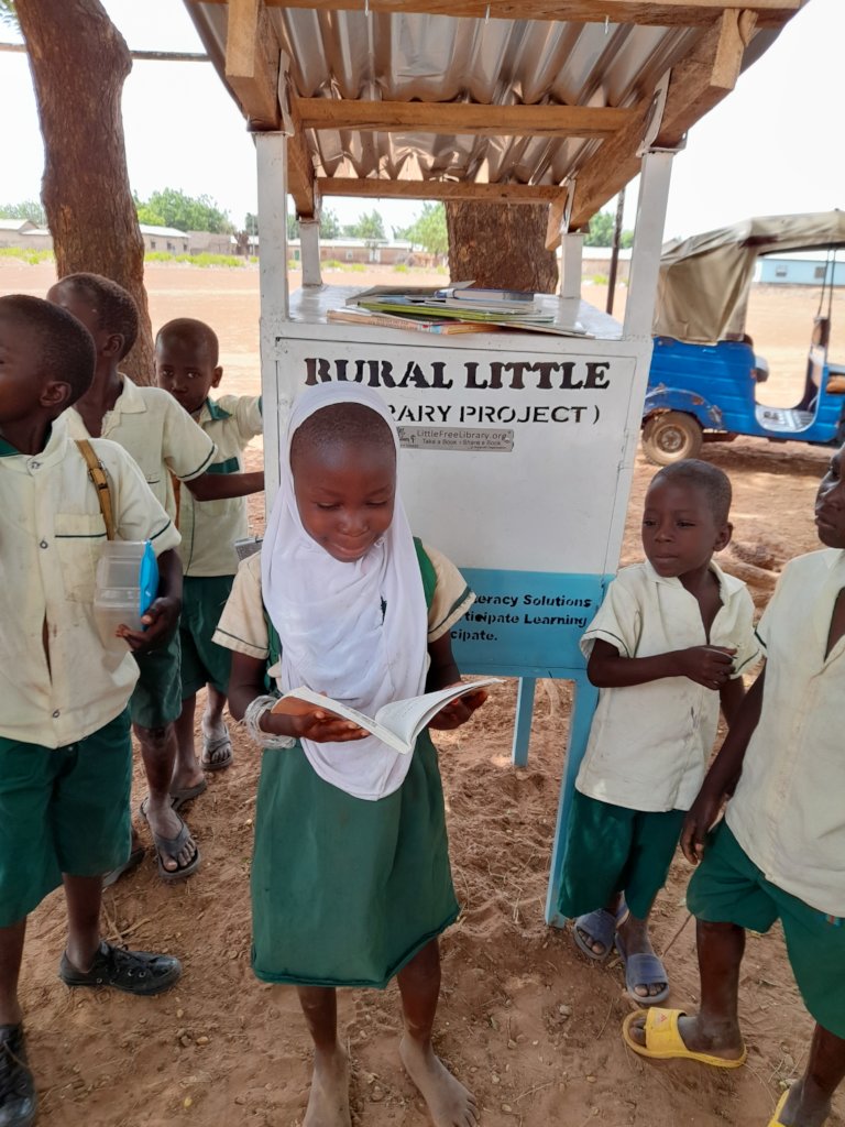 为加纳的30个村庄建造30个小图书馆