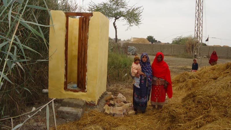 在巴基斯坦，为一个贫困家庭提供一个厕所