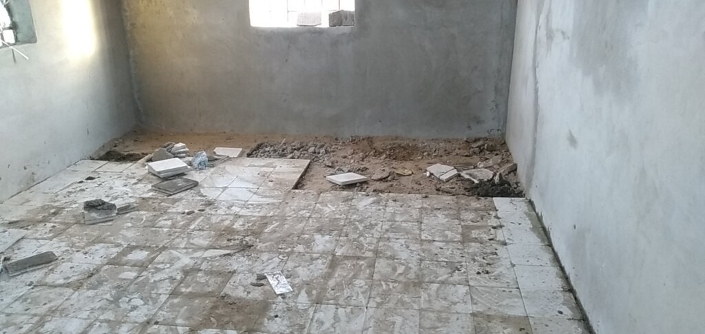 在也门马里布重建被毁坏的教室