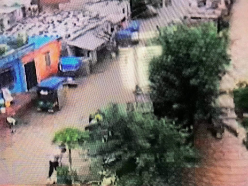 在尼泊尔让洪水影响受害者的家庭