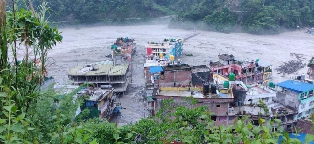在尼泊尔让洪水影响受害者的家庭