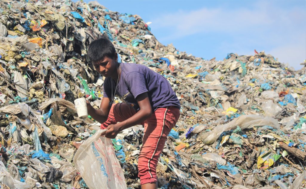 儿童在Sylhet收集垃圾的项目
