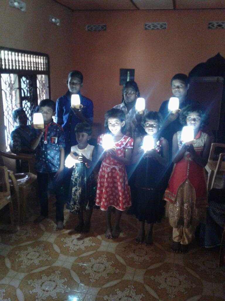 斯里兰卡学童用太阳能灯笼