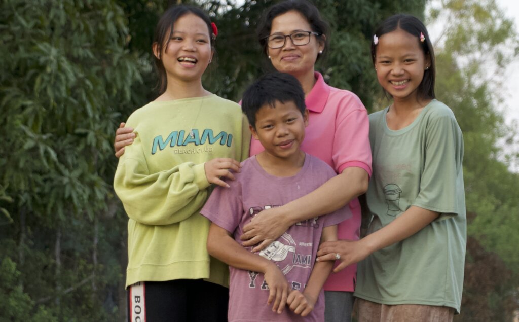 孤儿在柬埔寨被送到充满爱心的寄养家庭
