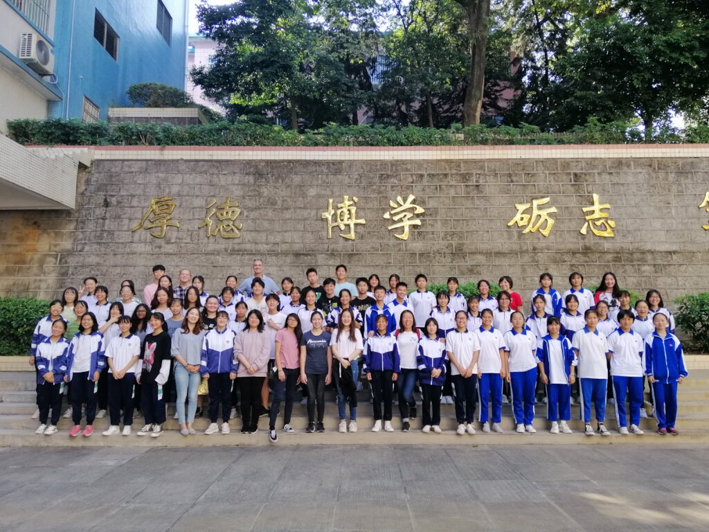 支持20名中国女孩完成高中学业