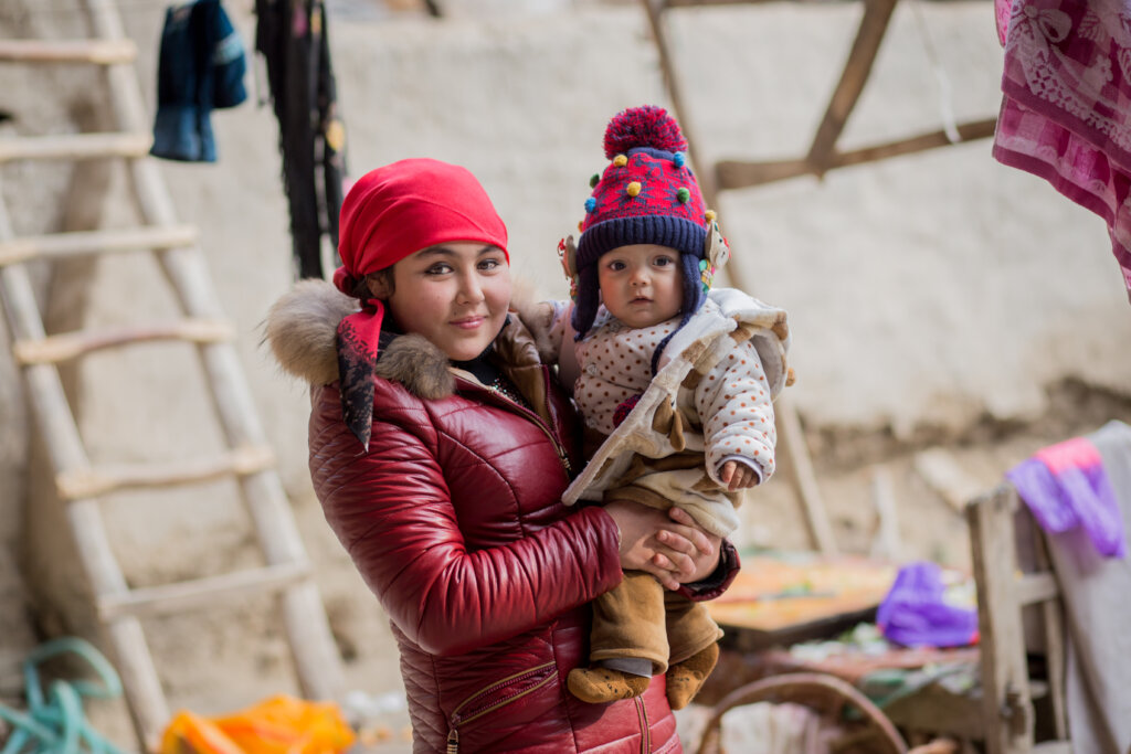 帮助在土耳其的维吾尔族母亲照顾孩子