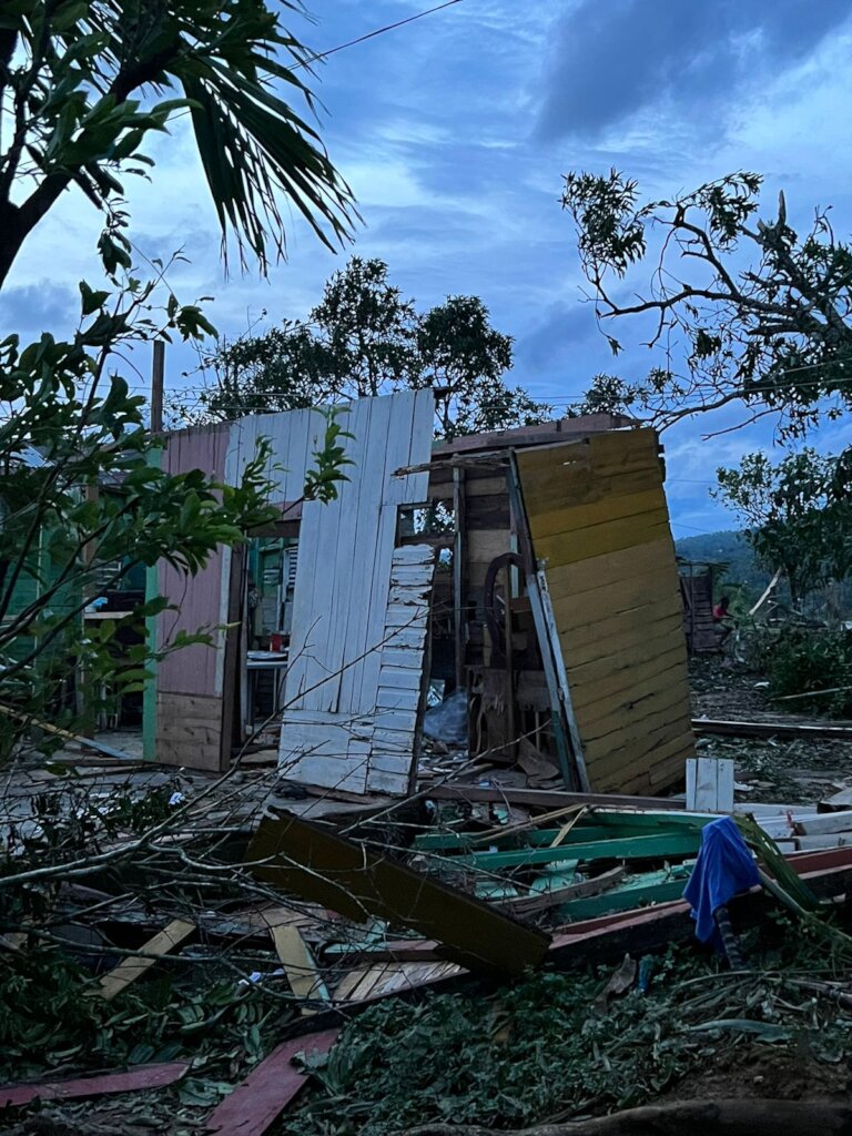 帮助飓风菲奥娜的受害者