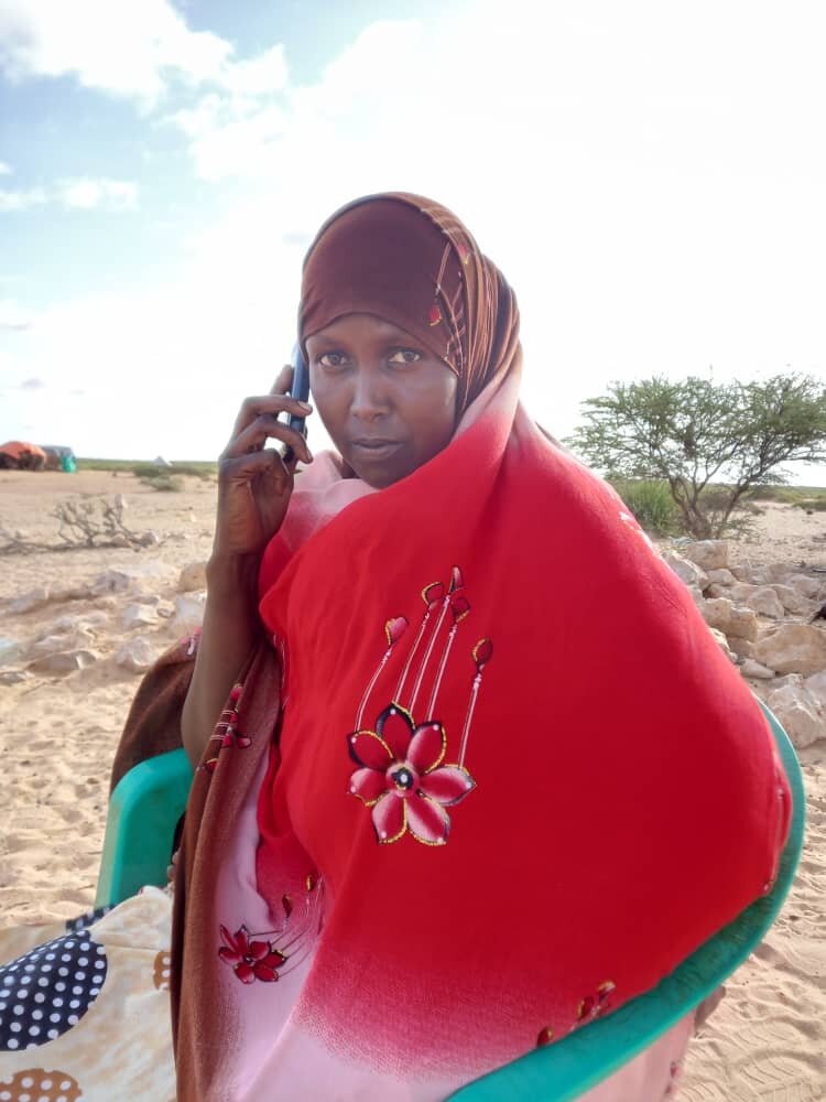 一位在索马里使用Loop的妇女