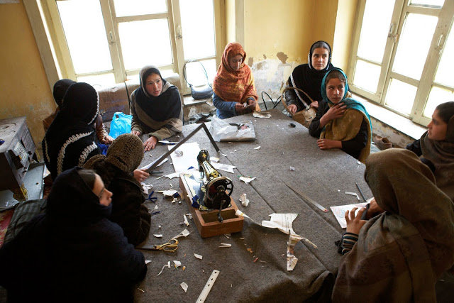 为阿富汗妇女提供缝纫机