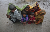 为巴基斯坦洪水流离失所的家庭提供救济