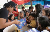在菲律宾给孩子们送书